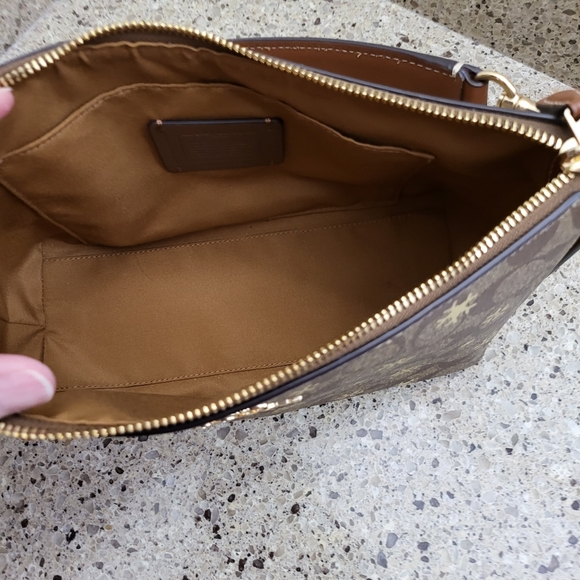 COACH Corner Zip Wristlet In Signature Canvas With Snowflake NWOT - Picture 6 of 6